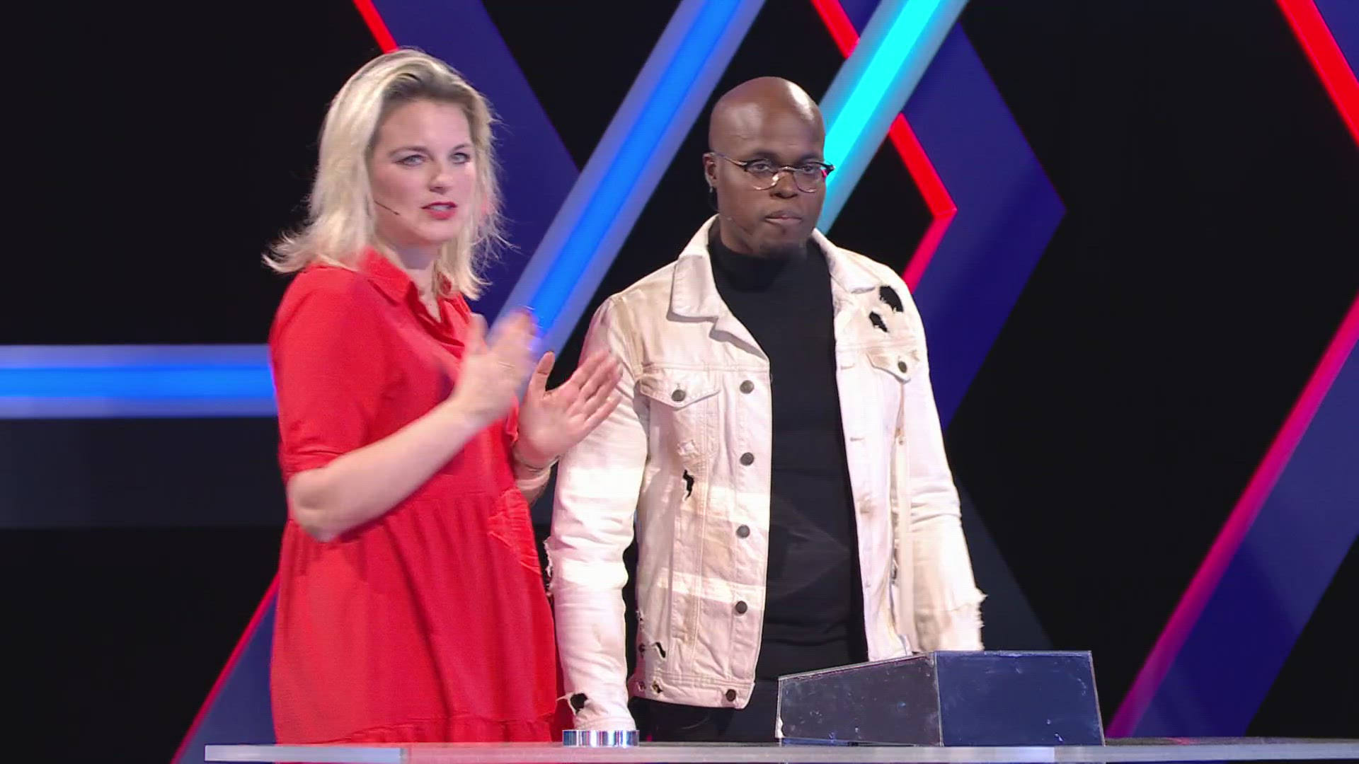 Aflevering 1: Jandino Asporaat vs. Nora Gharib