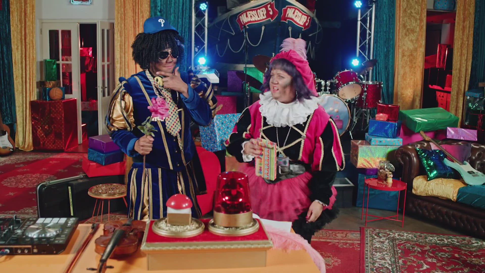 Zie de maan schijnt door de bomen